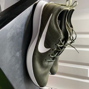 Nike Revolution 5 walking Shoe beautiful